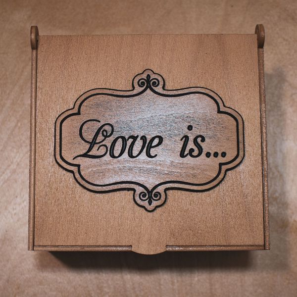 ​Подарункова коробка з фанери &laquo;Love is...&raquo; &mdash; колір Дуб (15х14х8 см) 44003 фото