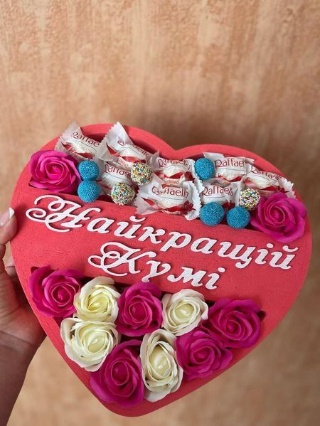 Відкрита коробка серце "Найкращій кумі" червона 29х26 см Пінобокс 217 фото