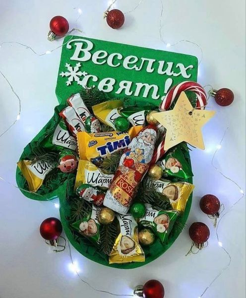 Відкрита коробка рукавичка "Веселих свят" червона 30х23 см Пінобокс 176 фото
