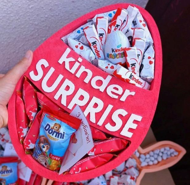 Відкрита коробка "Kinder surprise" червона 33х23 см Пінобокс 132 фото