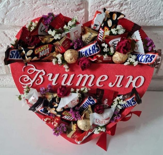 Відкрита коробка серце "Вчителю" червона 29х26 см Пінобокс 199 фото