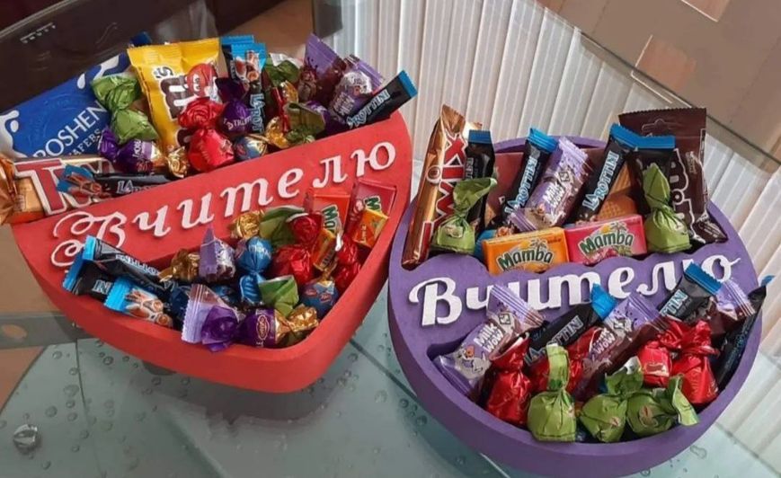 Відкрита коробка серце "Вчителю" червона 29х26 см Пінобокс 199 фото