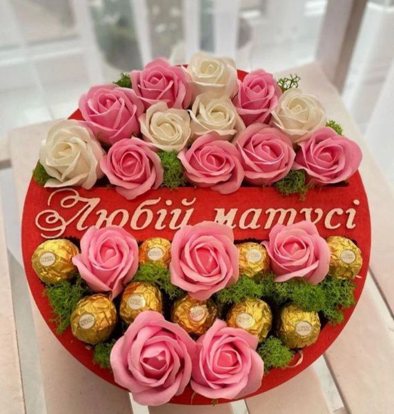 Відкрита коробка кругла "Любій матусі" червона 26х26 см Пінобокс 108 фото