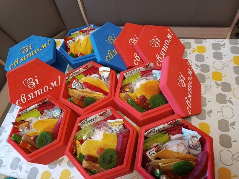 Коробка з кришкою "Шестикутна з тризубом" чорна 20х17 см Пінобокс 1030 фото