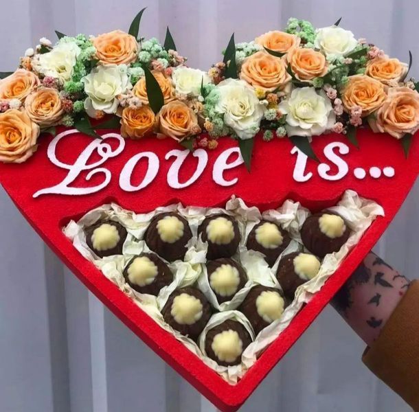 Відкрита коробка "Серце Love is..." червона 32х28 см Пінобокс 017 фото